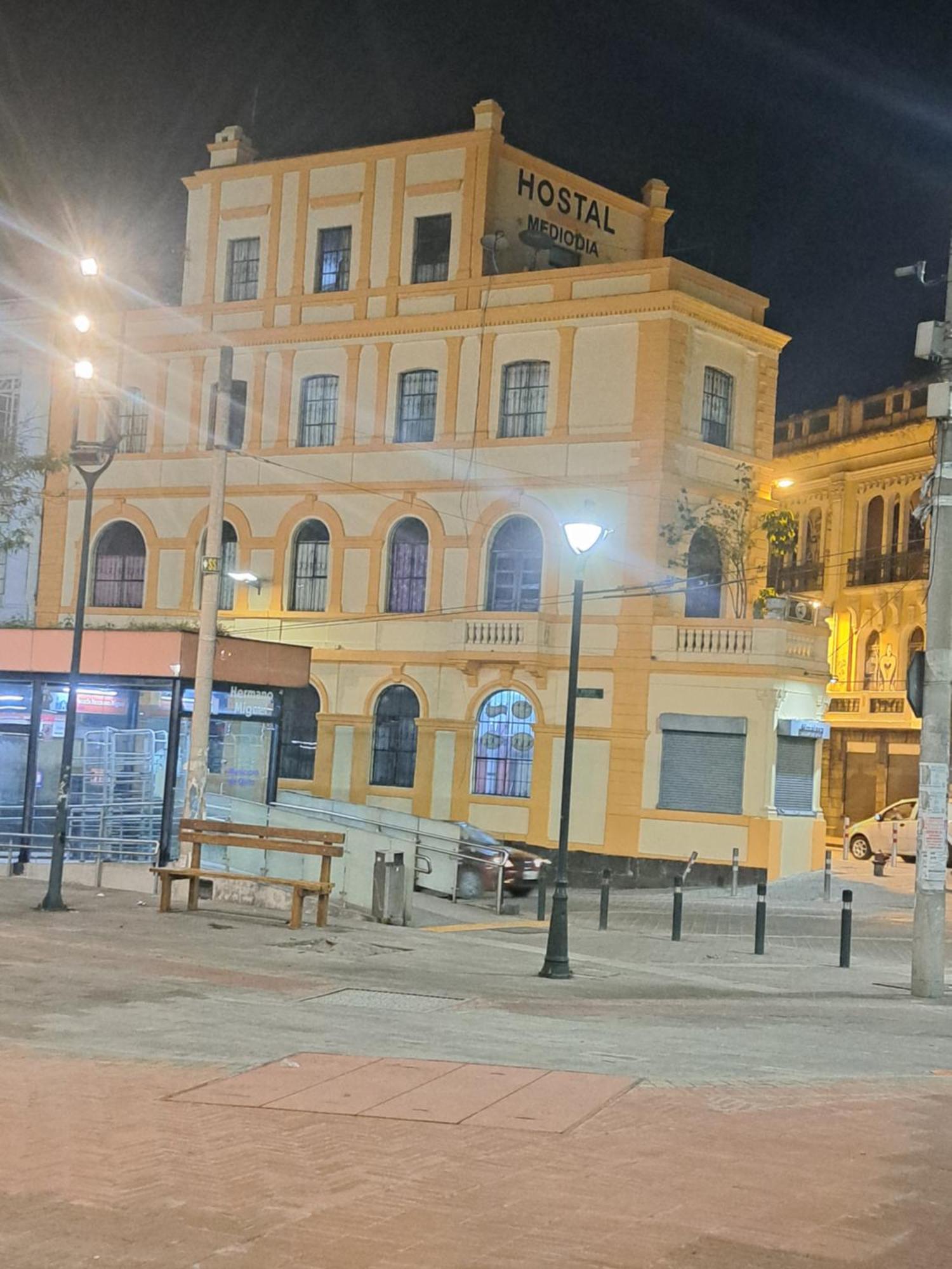 Hostal Mediodia Quito Exterior photo