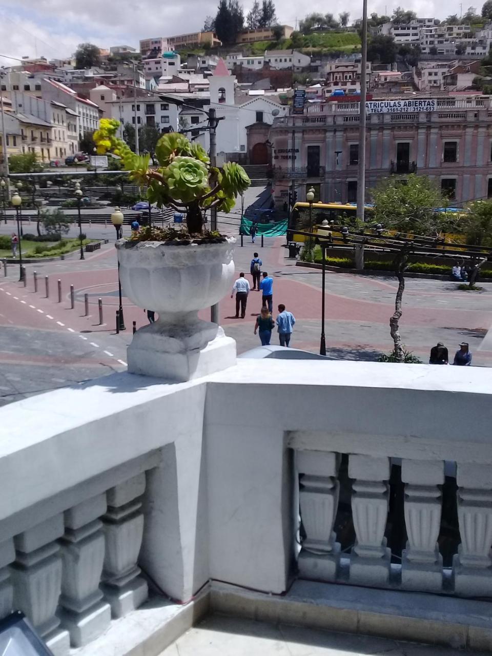 Hostal Mediodia Quito Exterior photo