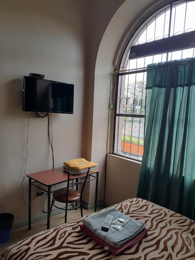 Hostal Mediodia Quito Exterior photo